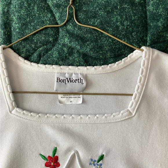 White top with design - Picture 2 of 2